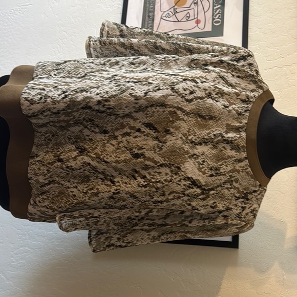 DKNY Tan and Cream 3/4 Sleeve Boxy Blouse - NWOT - Picture 5 of 7